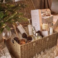 The Classic Bouquet vs. Gourmet Valentine’s Day Hampers: Which is the Better Buy?